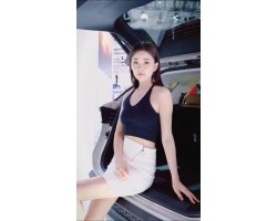 抖音美女红人张芮尔资料，身高180的车模最近爆红抖音，女神张芮尔写真