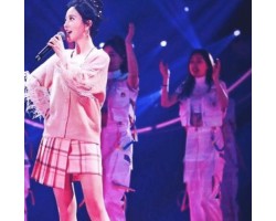冯提莫成功转型成明星？重庆举办演唱会，明星纷纷送上祝福