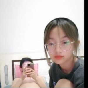 年轻小情侣S&眼镜美眉黑丝互动TCC，48分钟视频带感L莉身材